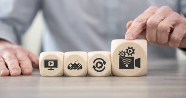 Canlı yayın kavramının sembolü olan tahta bloklar