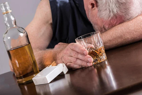 Μεθυσμένος άντρας που κοιμάται στο τραπέζι — Φωτογραφία Αρχείου