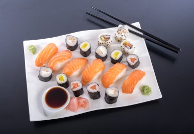 Japon suşi beyaz tabakta ayarla