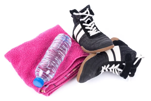 Sportschuhe mit Frottee-Handtuch und Flasche Wasser — Stockfoto