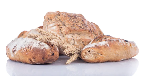 Свежий зерновой хлеб с колосьями пшеницы — стоковое фото