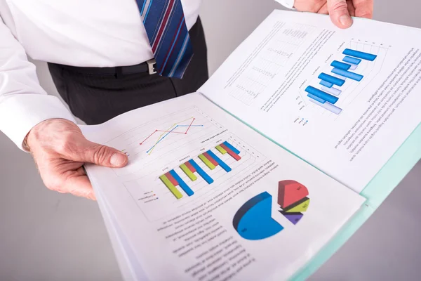 Empresario leyendo un informe — Foto de Stock