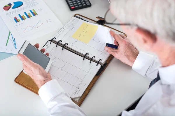 Empresario tomando una cita — Foto de Stock