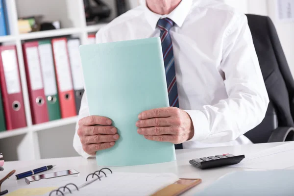 Businessman holding a folder — Stock Photo, Image