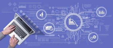 İflas sembollü dizüstü bilgisayar kullanan üst düzey eller