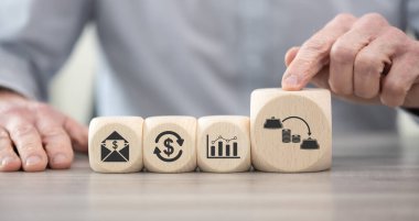 Para transferi konsepti sembollü tahta bloklar