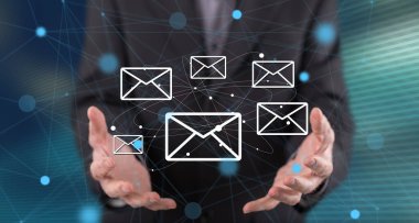 Mesaj kavramı, arka plandaki bir adamın ellerinden üstündür.