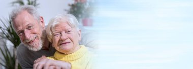 Oğluyla birlikte mutlu bir büyükannenin portresi; panoramik pankart