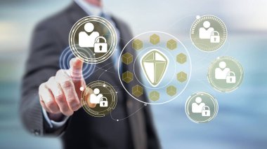 Adam dokunmatik ekranda kişisel veri güvenliği kavramına parmaklarıyla dokunuyor.
