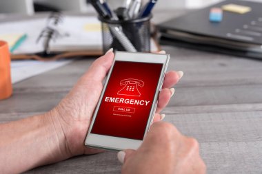 Bir akıllı telefon acil konsepti ile tutarak el