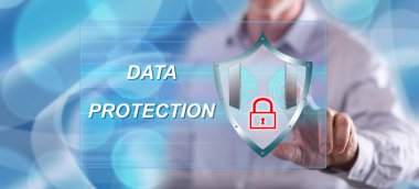 Adam dokunmatik ekranda veri koruma kavramına parmağıyla dokunuyor.