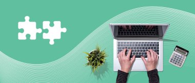 Takım çalışması kavramının sembolü olan dizüstü bilgisayar kullanan ellerin üst görünümü