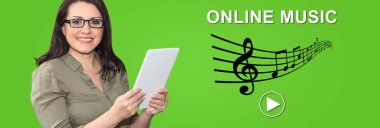 Arka plan üzerinde online müzik konsepti ile dijital tablet kullanan kadın
