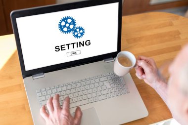 Ekranda kavramı kurma ile bir dizüstü bilgisayar kullanan adam