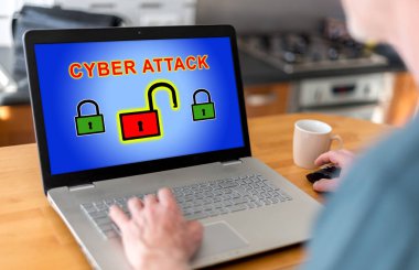 Adam ekranda siber saldırı konsepti olan bir dizüstü bilgisayar kullanıyor.