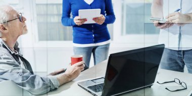 İş arkadaşlarının ofiste iş görüşmesi, geometrik şablon