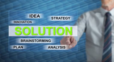 Dokunmatik ekranda çözelti konseptine parmağıyla dokunan adam.