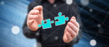 Arka plandaki bir adamın elleri arasındaki takım çalışması kavramı