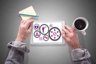 Halkla ilişkiler kavramını gösteren bir tablet kullanan erkek eller