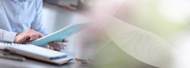 Ofisteki bir belgeyi kontrol eden işadamı; panoramik pankart