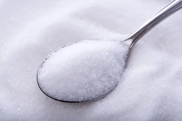 Ложки белого хрустального сахара — стоковое фото