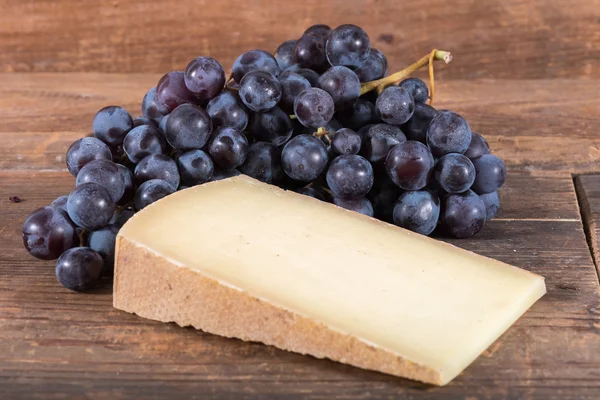 法国的孔德奶酪配黑葡萄 — 图库照片