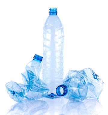Bütün ve ezilmiş plastik şişe