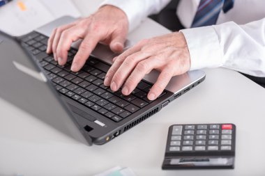 dizüstü bilgisayarda yazarak işadamı