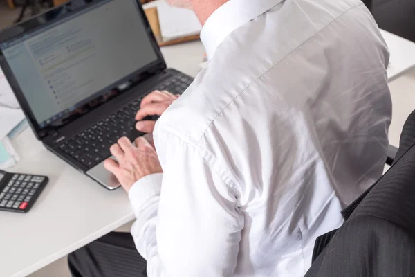 Geschäftsmann arbeitet im Büro — Stockfoto