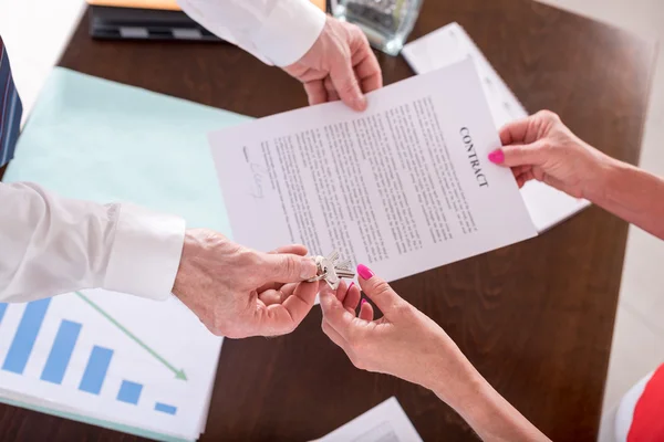 Makler übergibt Hausschlüssel an seinen Mandanten — Stockfoto