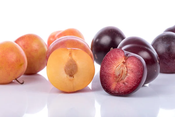 Ciruelas maduras amarillas y cerezas — Foto de Stock