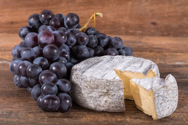 法国配餐奶酪配黑葡萄 — 图库照片