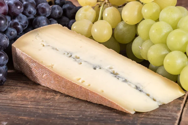 法国 morbier 奶酪配黑色和白色的葡萄 — 图库照片