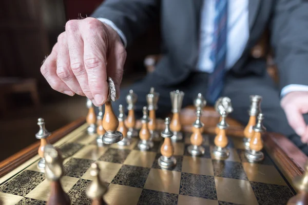 Empresario jugando ajedrez — Foto de Stock