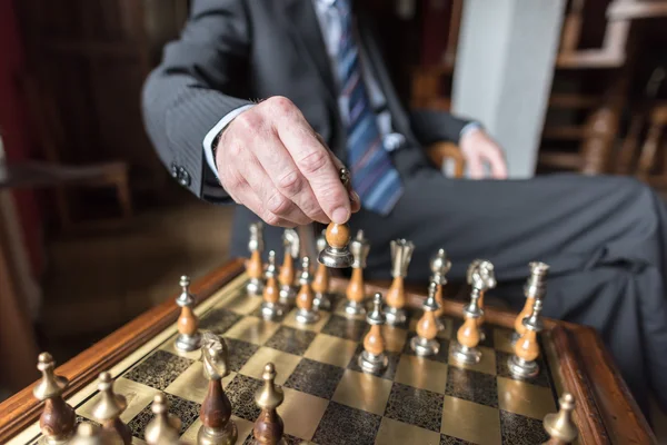 Geschäftsmann spielt Schach — Stockfoto