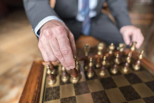 Empresario jugando ajedrez — Foto de Stock