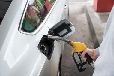 Bir yakıt pompası meme tutan adam