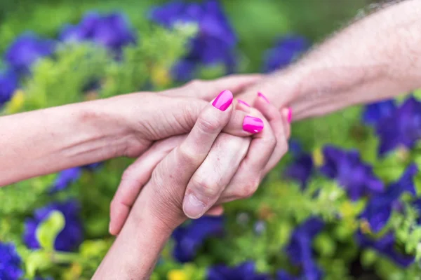 Frau und Mann Händchen haltend — Stockfoto