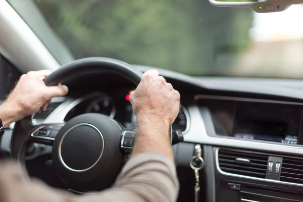 Un hombre conduciendo un coche —  Fotos de Stock