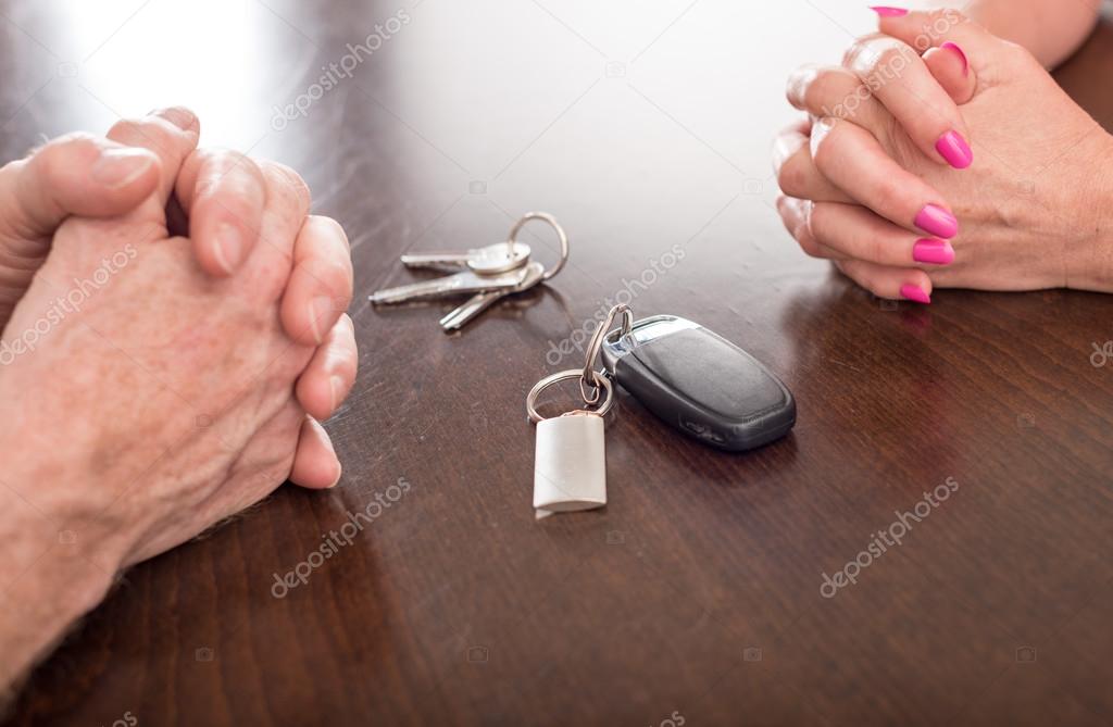 раздел имущества адвокат. супруги делят имущество. раздел квартиры при разводе. раздел имущества нажитого в гражданском браке. имущество супругов.