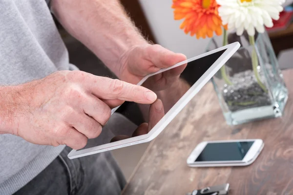 Bruk av digital tablett – stockfoto