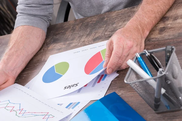 Uomo d'affari che analizza i grafici di vendita — Foto Stock