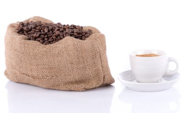 Bir çuval bezi çanta ile kahve fincan kahve çekirdekleri ile dolu
