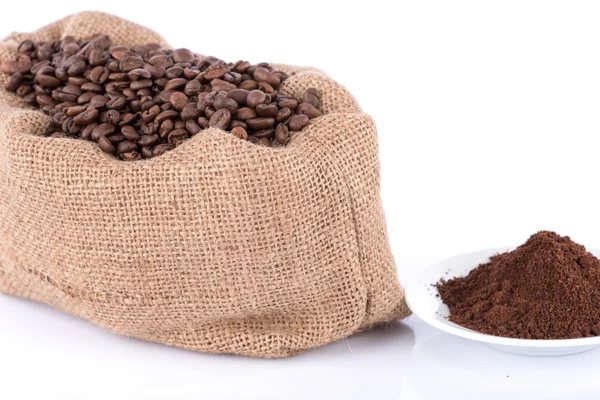 Grãos de café em um saco de serapilheira e pó de café — Fotografia de Stock