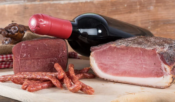 Wurst, Fleisch und Wein — Stockfoto