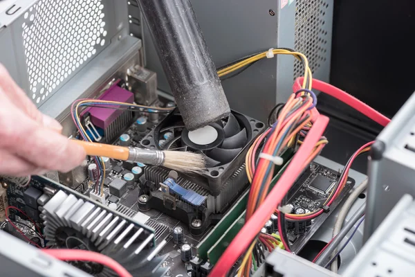 Очистка вентилятора процессора — стоковое фото