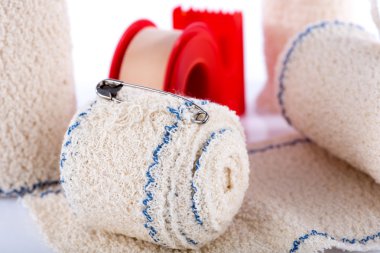 Yapıştırma alçı ile tıbbi sargı bezi