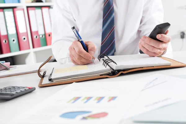 Empresario tomando una cita — Foto de Stock