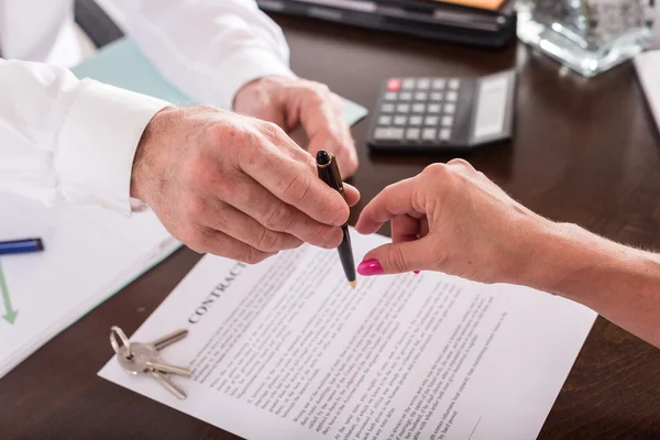 Real estate contract before signing — Stock Photo, Image