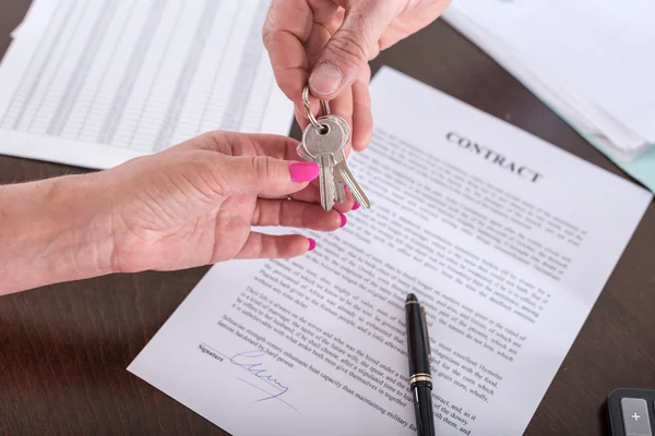 Agente immobiliare che dà le chiavi di casa al suo cliente — Foto Stock